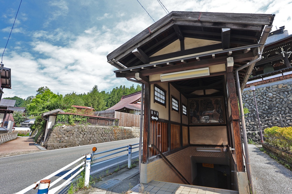 東山地下道を渡ると素玄寺の巨大な石垣が見えてきます。