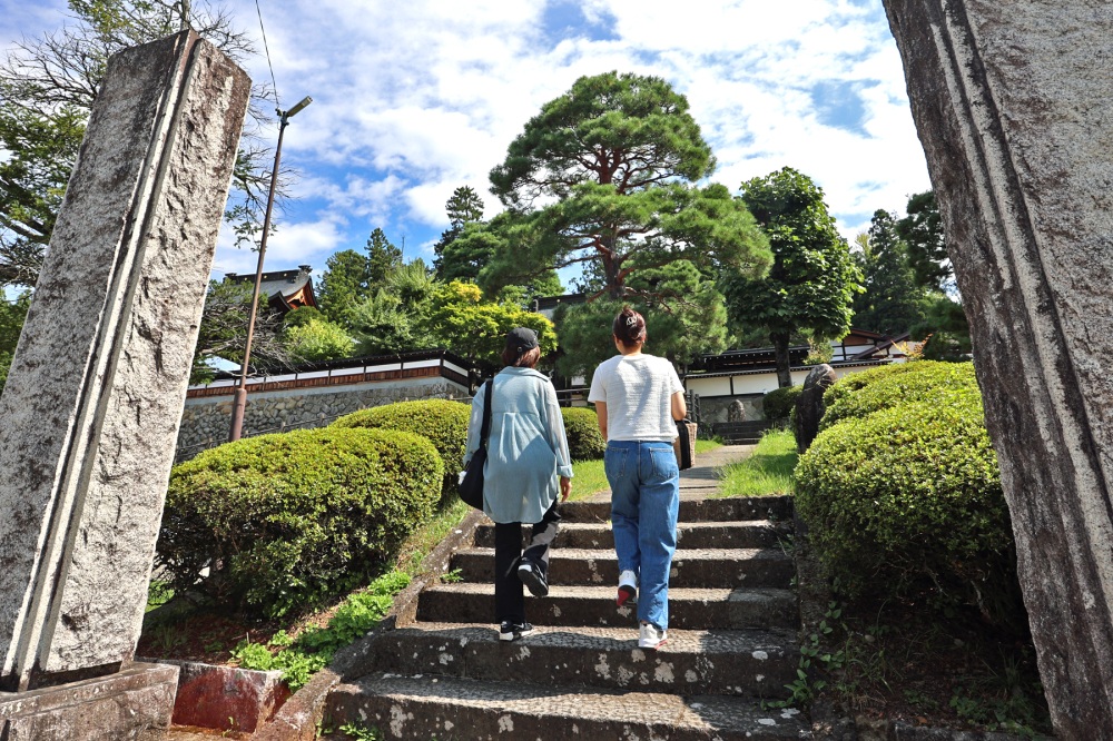 本堂を目指し、参道を登ります。