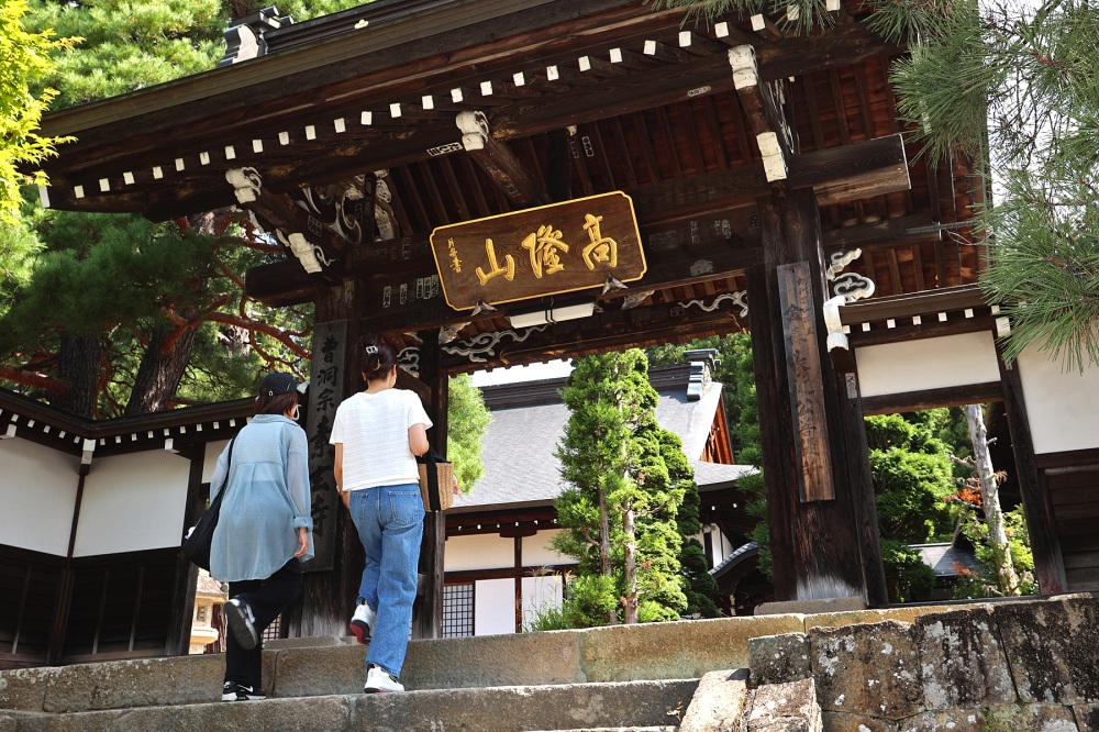 山門をくぐり本堂へ。