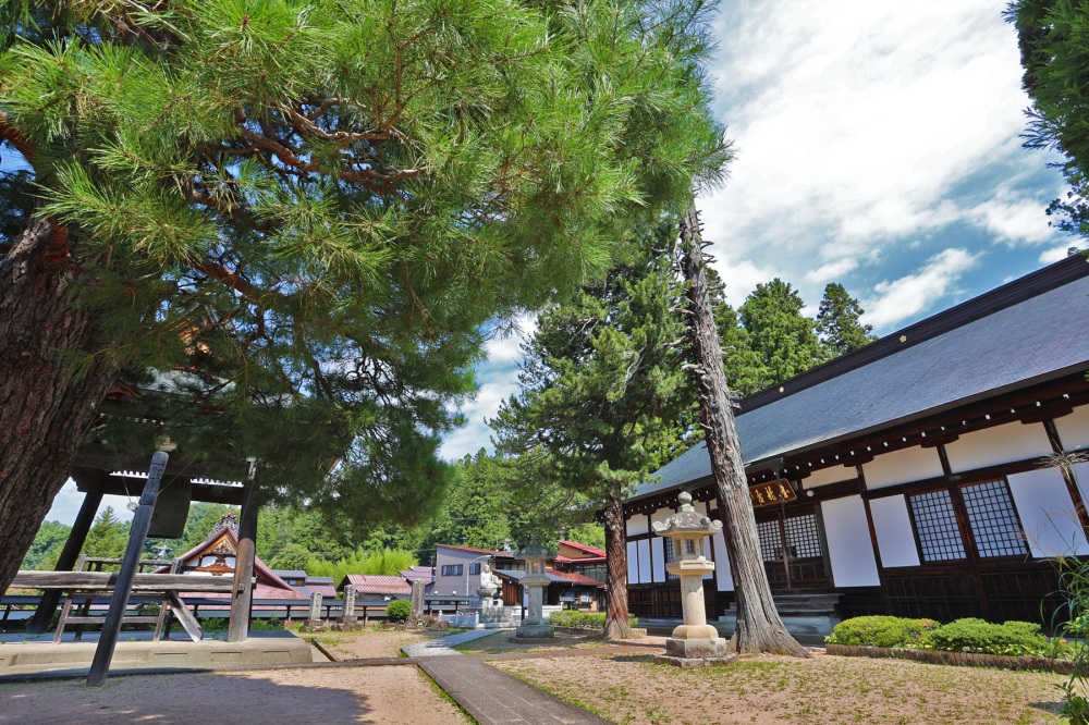 素玄寺本堂と鐘堂。向こうに見える屋根は洞雲院の本堂です。