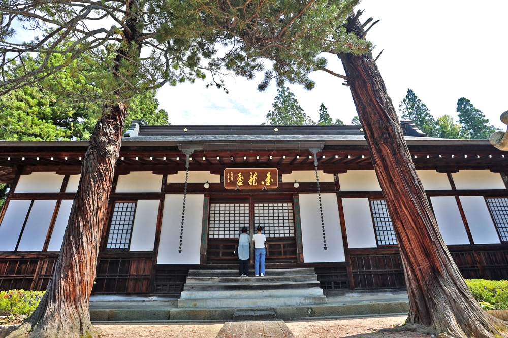 本堂に向かって手を合わせます。