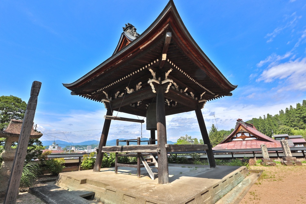高台にある鐘堂。向こうに見える屋根は洞雲院の本堂です。