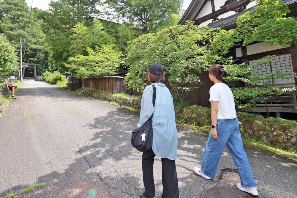 東山神明神社へ。長い坂道を進みます。隣に見えるのは天照寺。