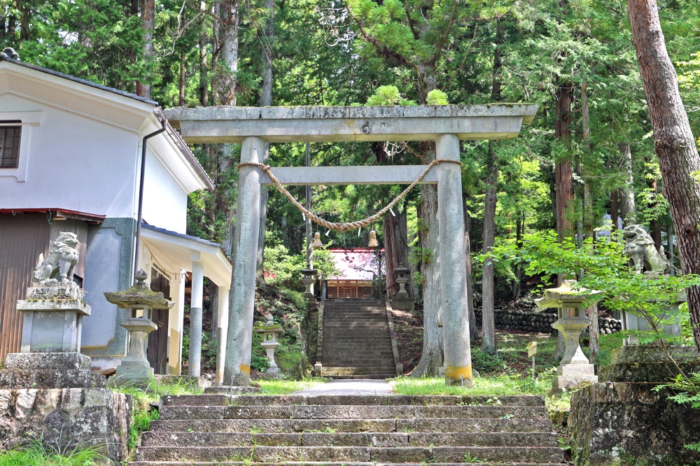 入り口に到着。拝殿が見えますが、まだまだ先です。