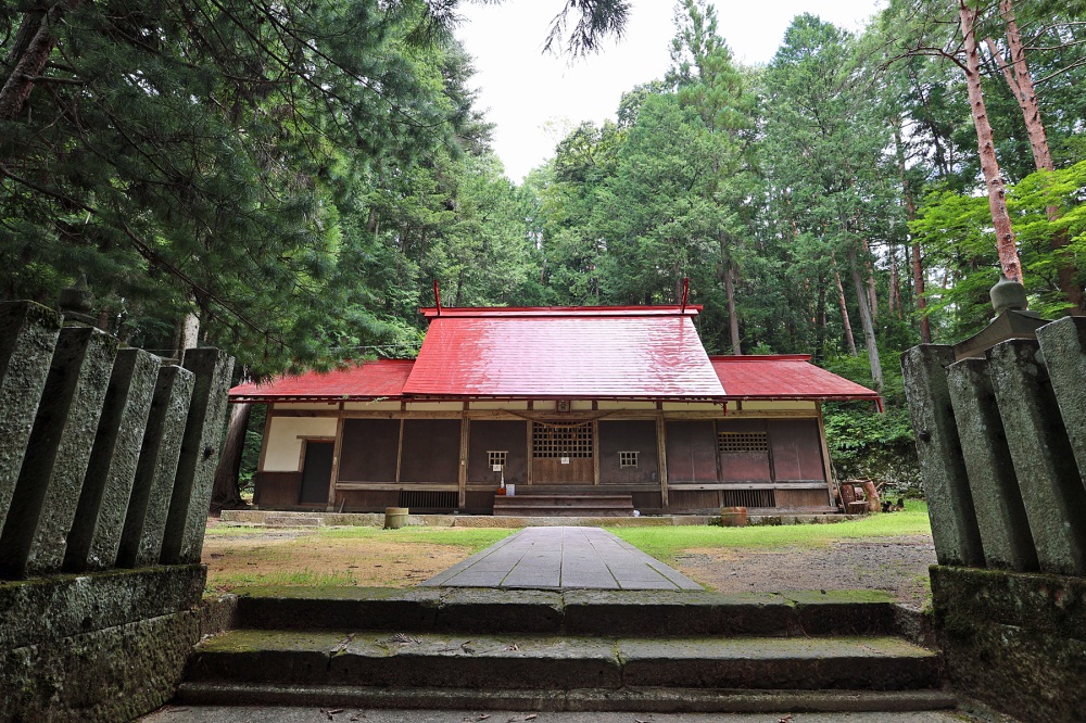 東山神明神社の拝殿。さらに奥へ登って行くと奥の院があります。