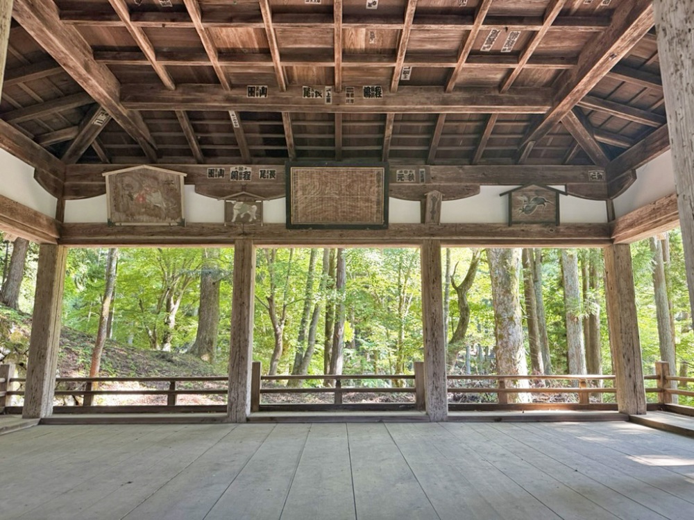 絵馬殿の内部。