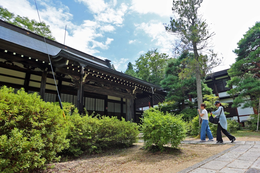 天照寺本堂へ向かいます。