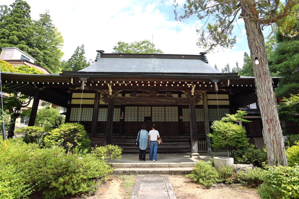 本堂へ向かい手を合わせます。