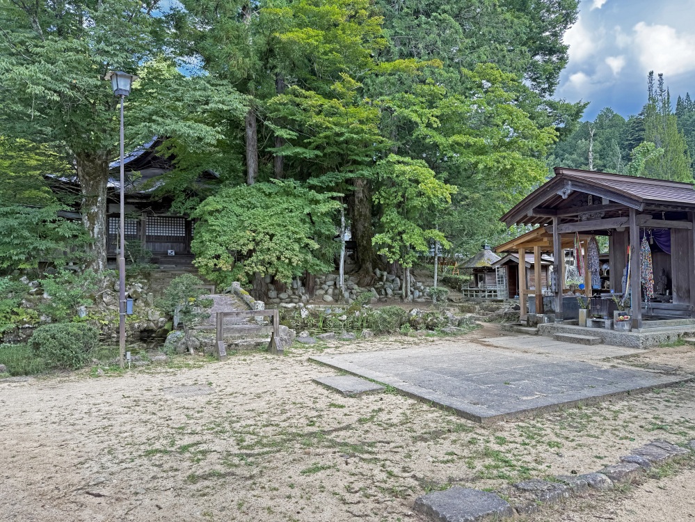 日本遺産構成文化財の番神堂と浄行菩薩様（洗い仏様）。