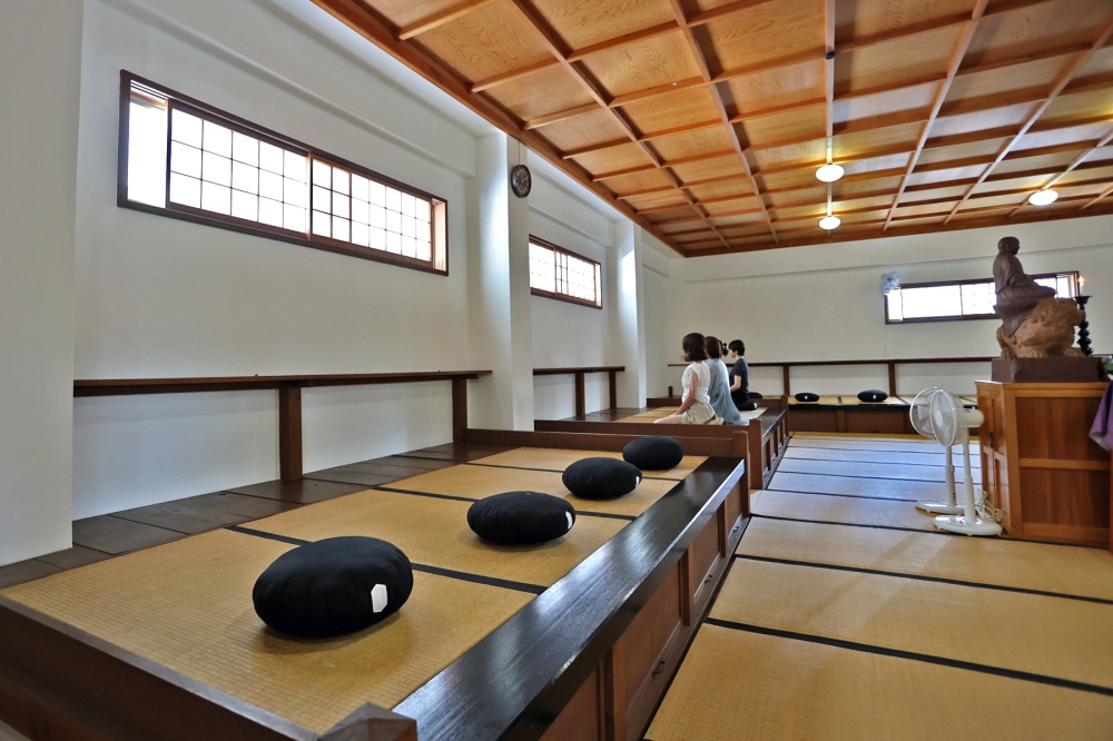 座禅堂で瞑想に没入。