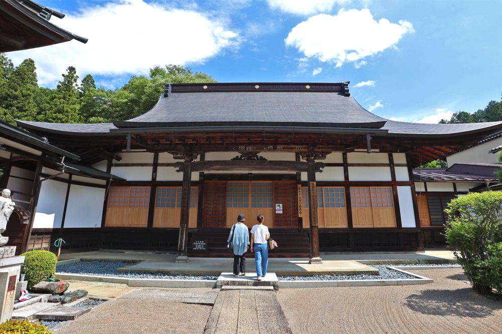 善應寺本堂へ手を合わせます。