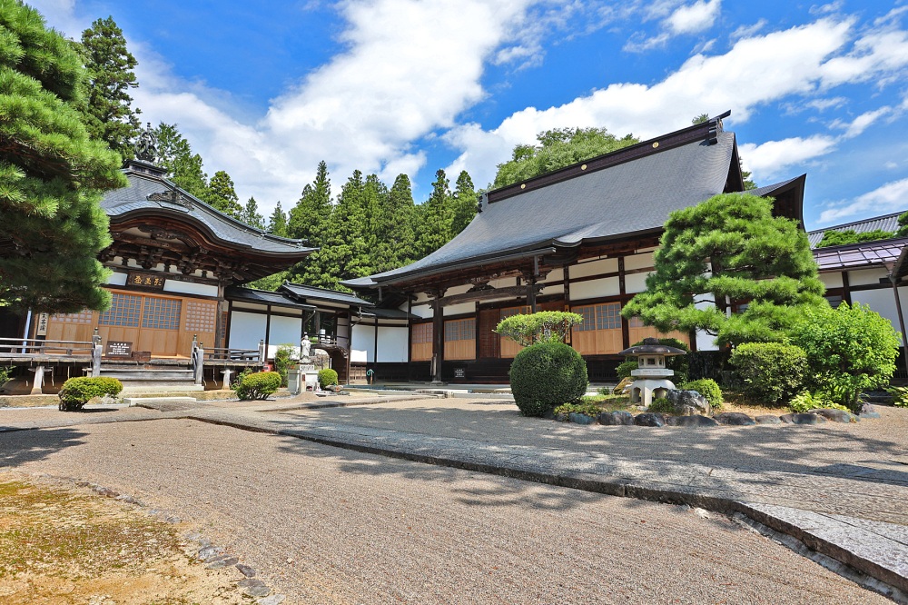 善應寺本堂と地蔵堂。