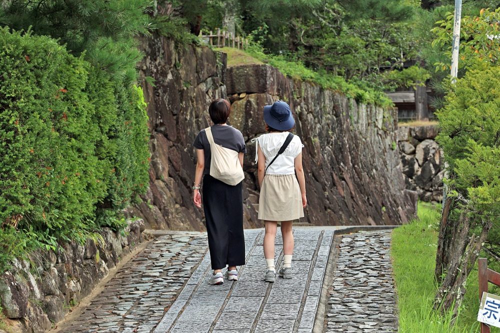 城郭の様な石垣に圧倒されます。