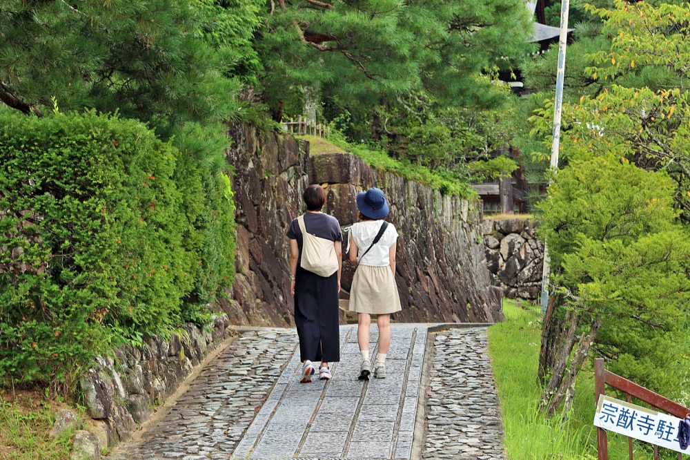 石垣に沿って本堂へ向かいます。