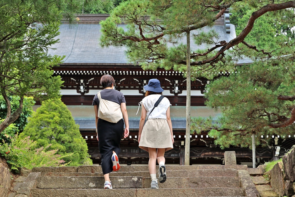 東山寺町最大級の本堂が見えました。