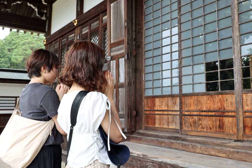 本堂へ手を合わせます。