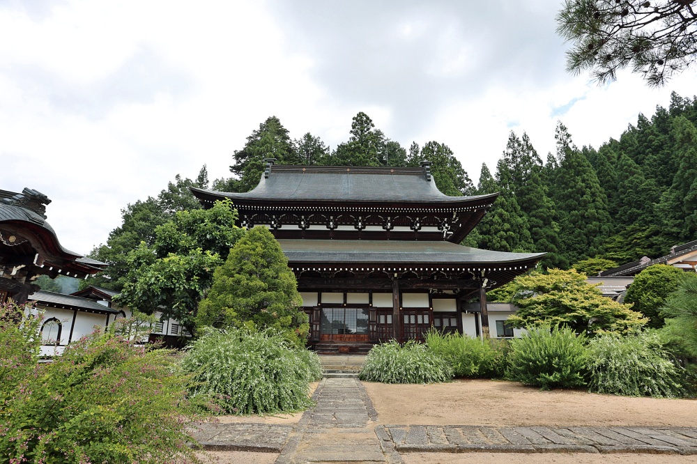 市指定文化財の宗猷寺本堂。