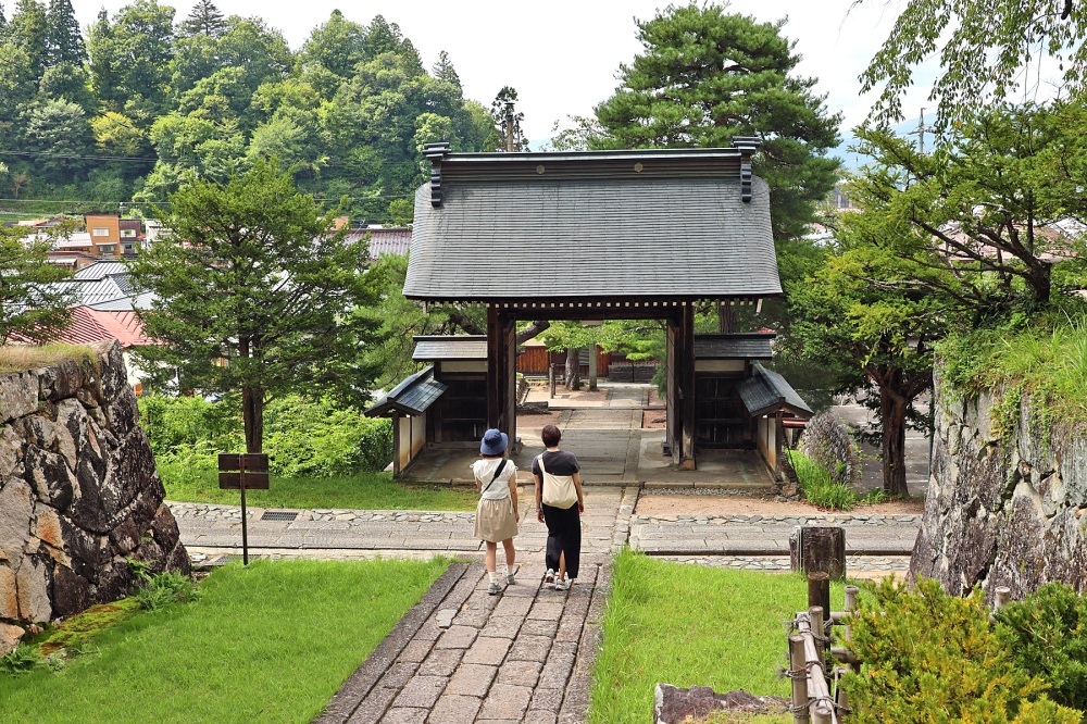 山門を抜け、次のお寺へ向かいます。