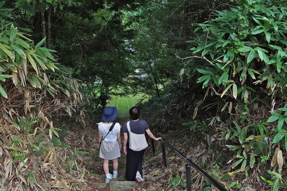 さらに境内を下って行くと・・・。