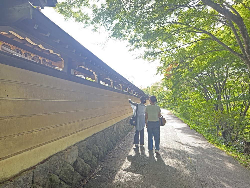 照蓮寺へ、塀沿いに歩きます。