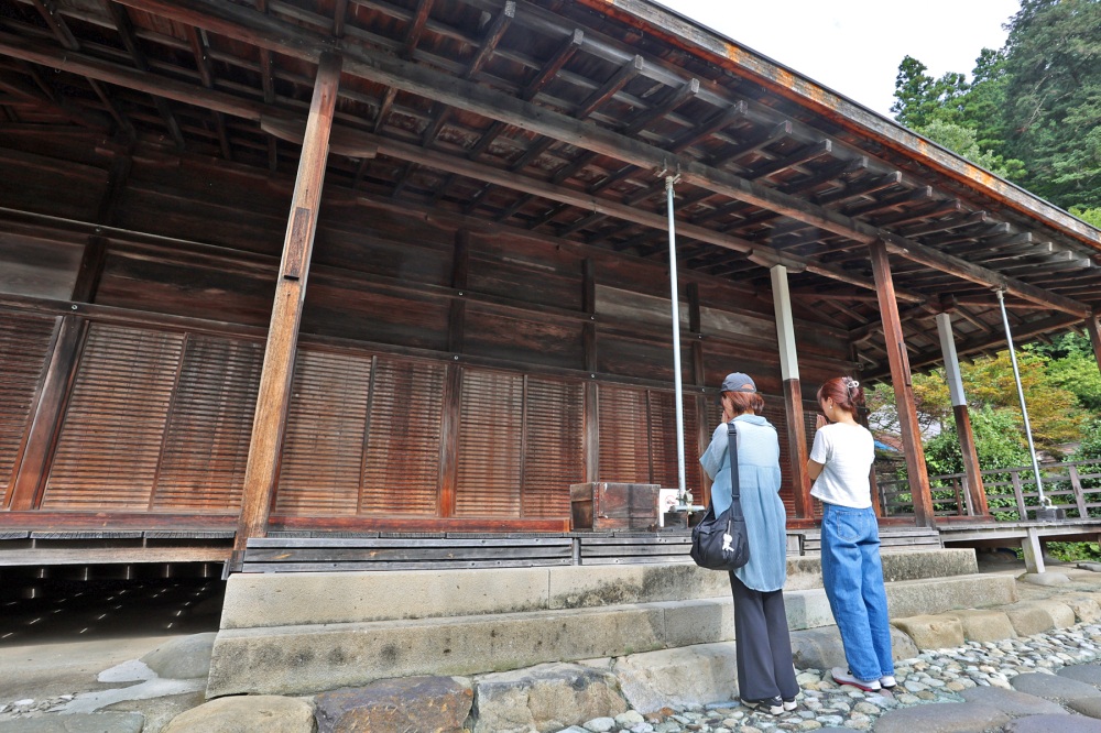 照蓮寺本堂に手を合わせます。
