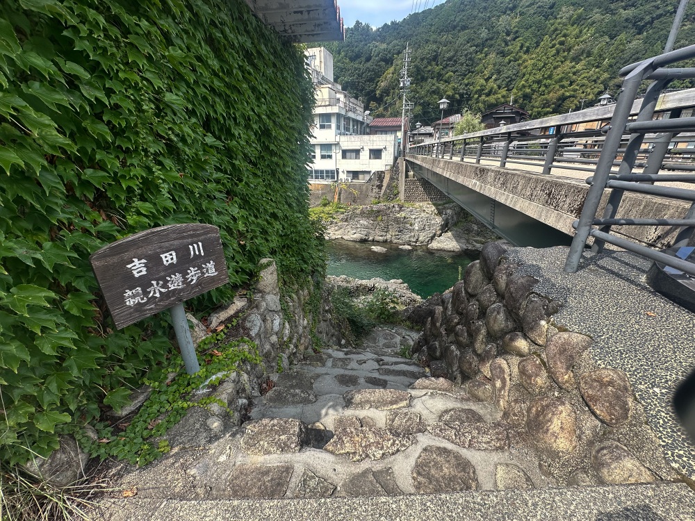 学校橋のすぐ脇から川沿いの遊歩道に下りることができます
