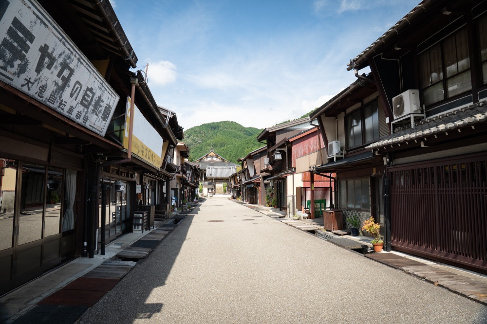 色々なお店も並ぶ本町通り。通りの突き当たりは長敬寺