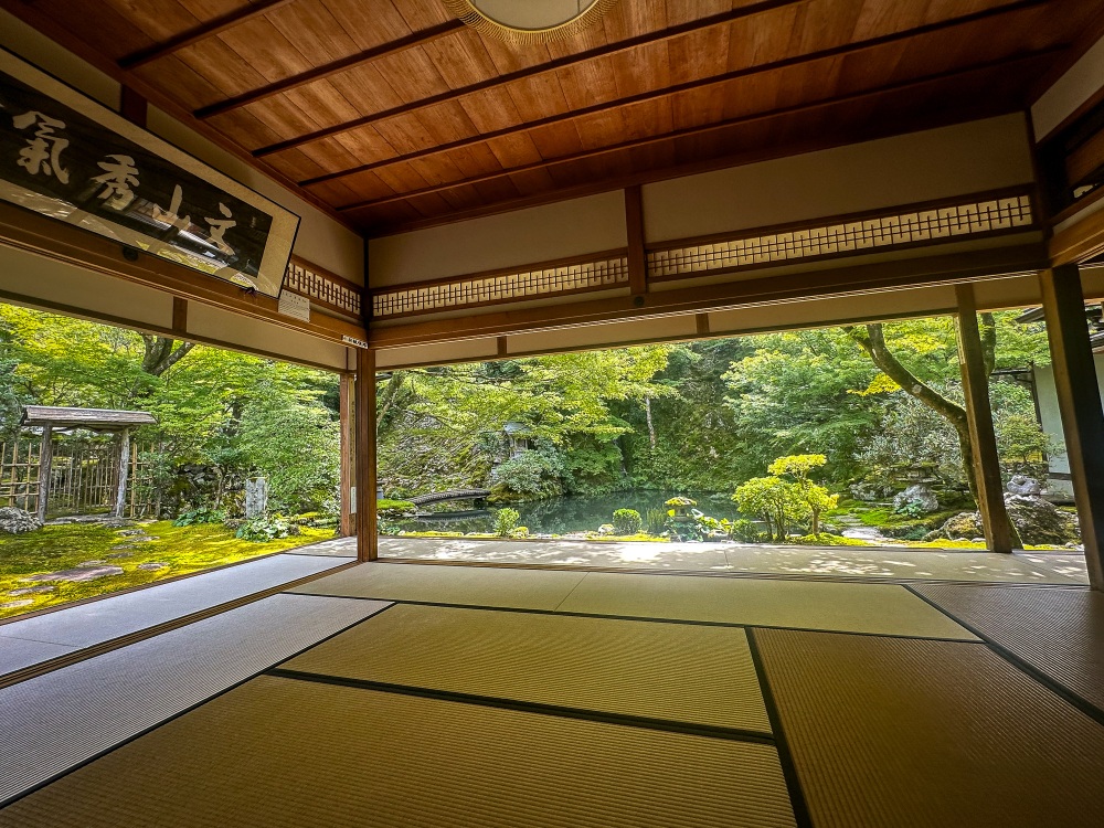 滝の音にも癒やされる絵画のような庭「荎草園（てっそうえん）」