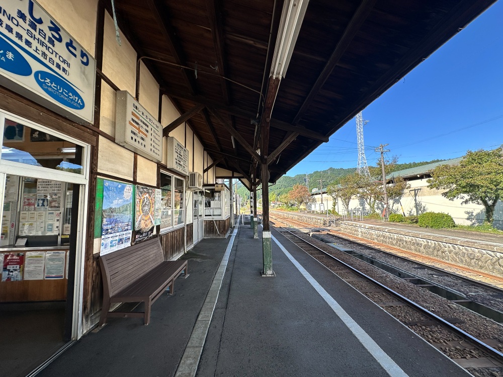 美濃白鳥駅のホーム