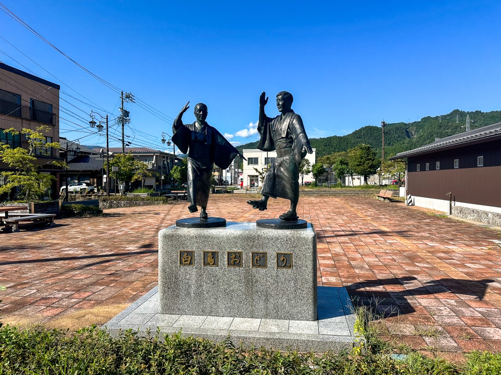 美濃白鳥駅前の広場にある白鳥おどりの像
