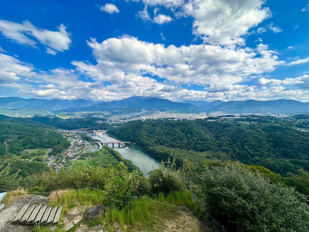 展望台から望む建設中のリニアモーターカーの鉄橋
