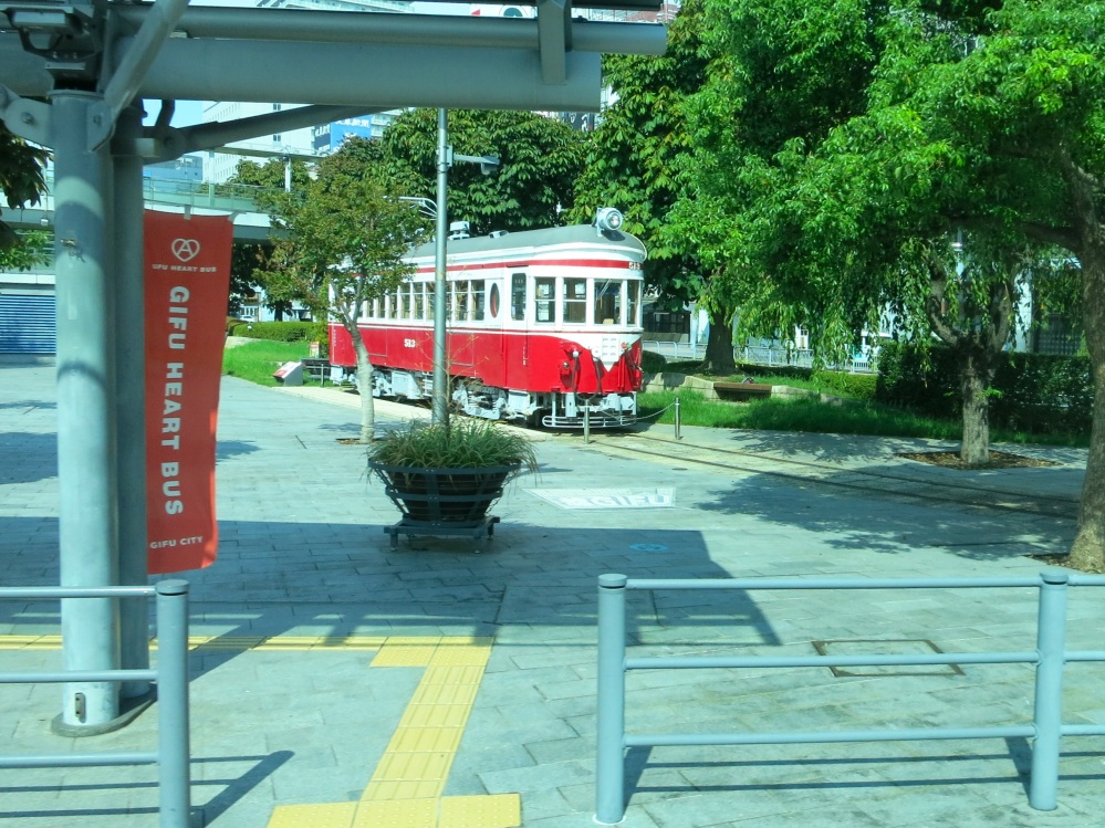 岐阜駅北口駅前広場で「丸窓電車」ことモ513が見送ってくれました。岐阜市内を走る路面電車として市民から長らく愛され、2005年3月末に引退した車両です。