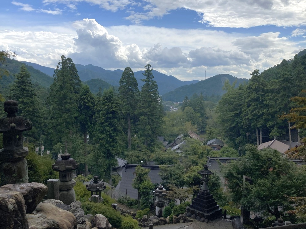 満願堂から見下ろした境内の全景
