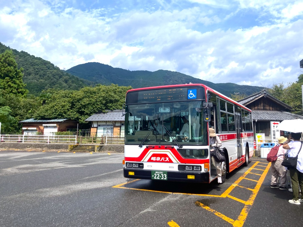 谷汲山のバス停には待合所がある。