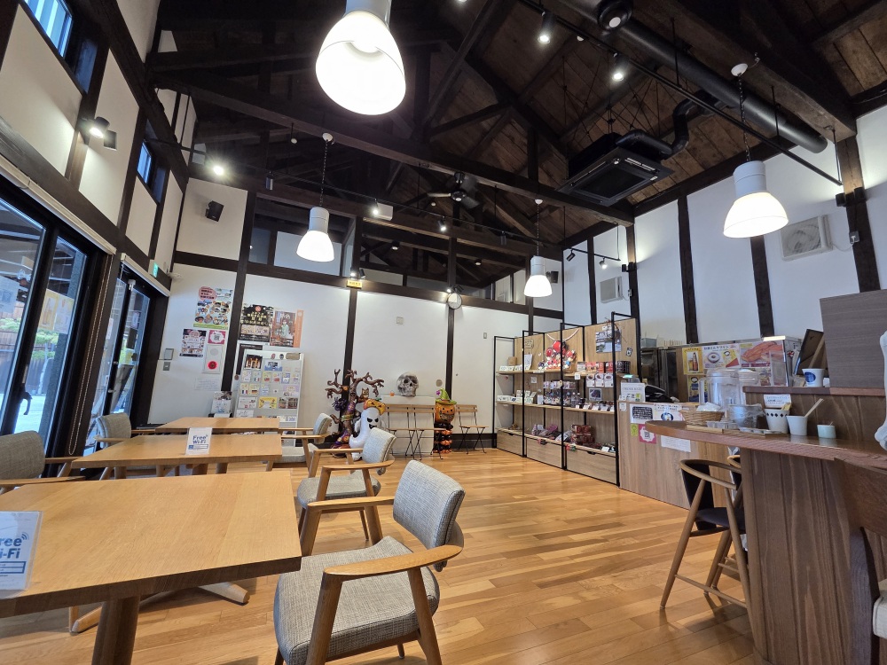 醤油蔵を改装したおしゃれな店内