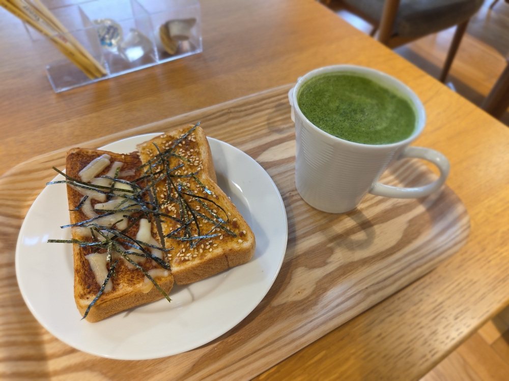 味噌トーストと抹茶ラテ