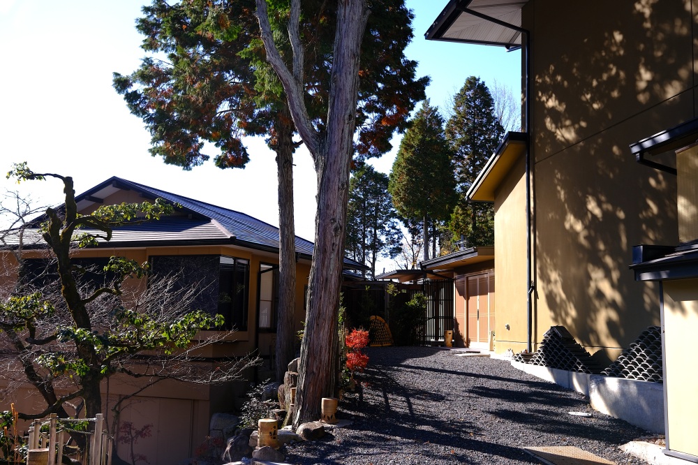 立派な建物が連なる趣深い旅館