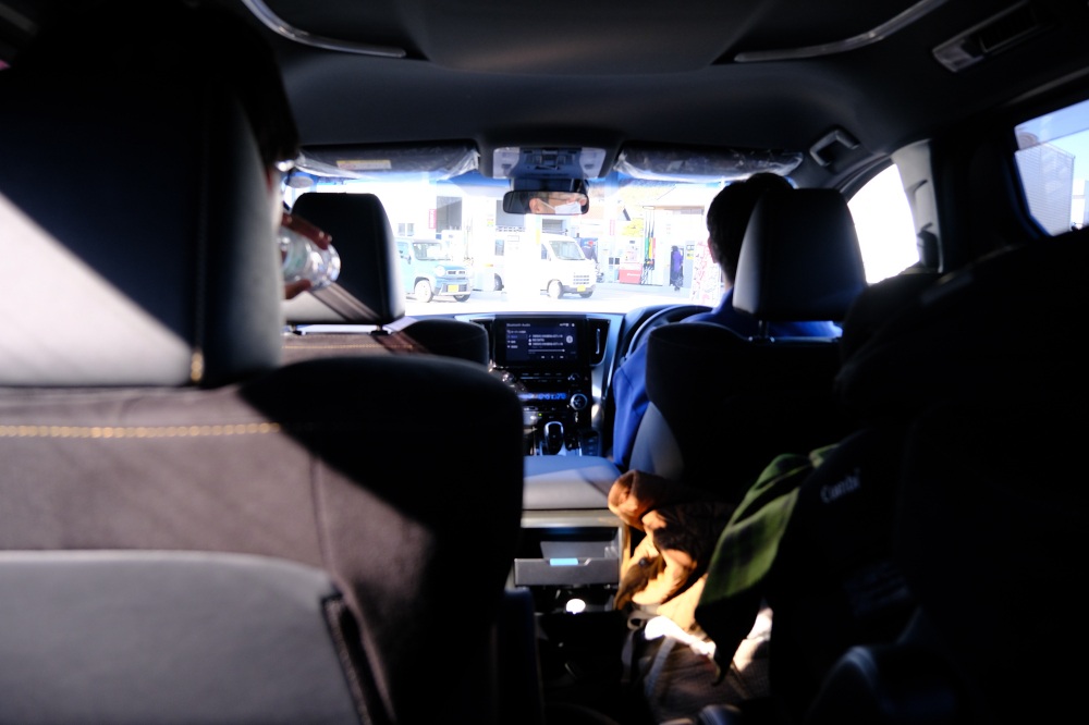 ゆったりとした上質空間のアルファードで、心地よい旅のスタート