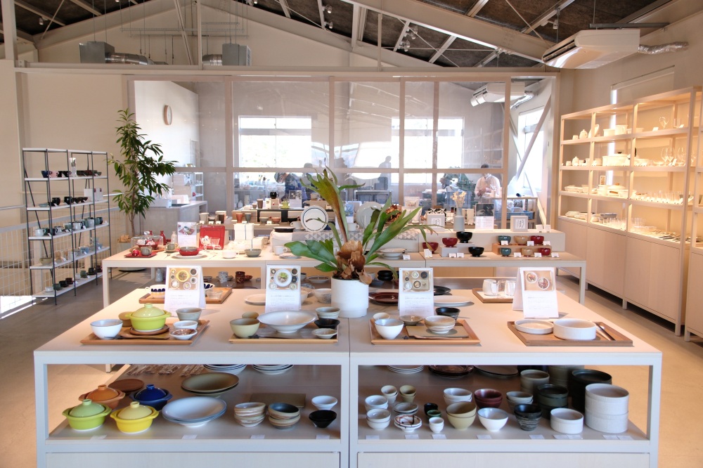 階段の先には、センスあふれる陶器が並び、ワクワクが止まらない