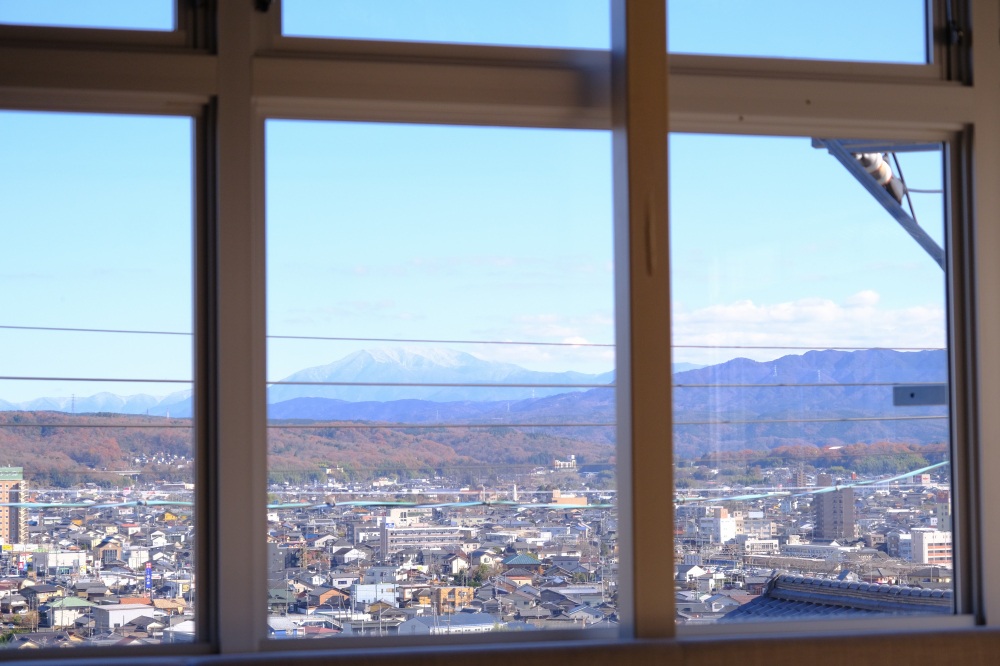 開放的な窓の外には、東美濃のシンボル・恵那山