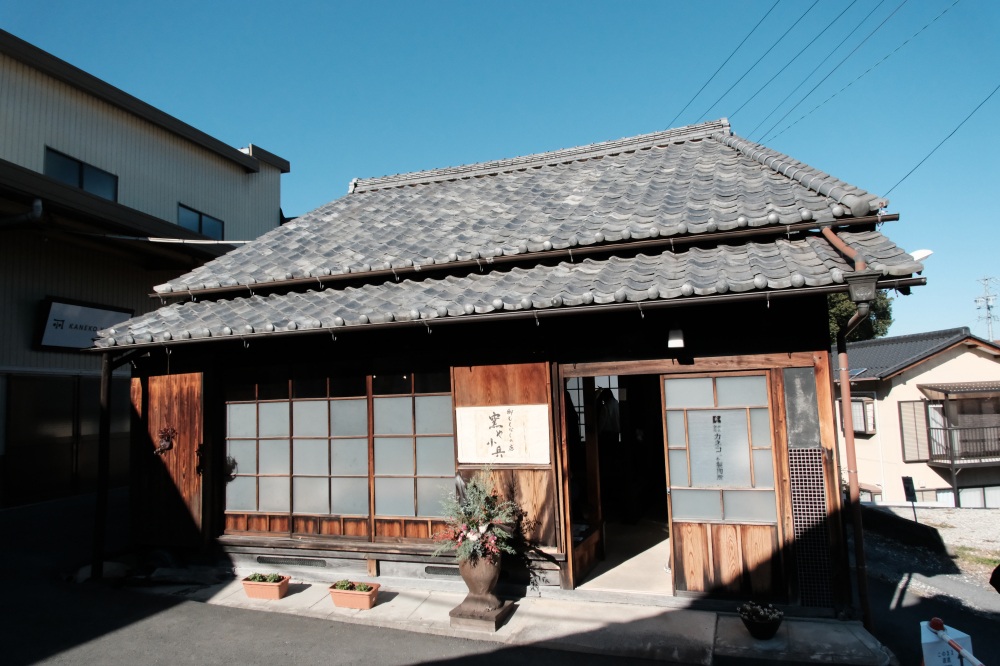 歴史を宿す蔵をギャラリーショップとして開放