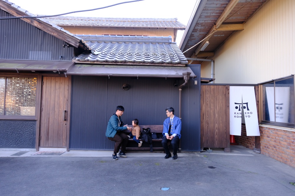 気持ちの良いお外で、我が子はおやつの時間