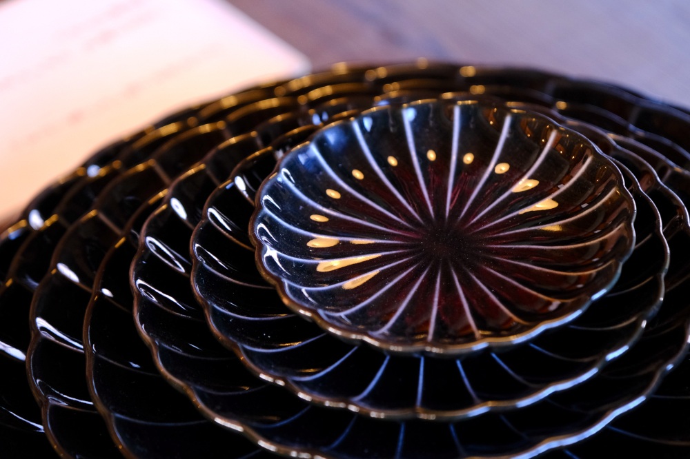 ガラスのように艶やかなに輝く