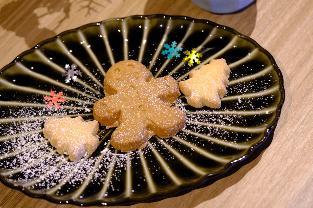 ぎやまん陶にクッキーを飾り付けてティータイム