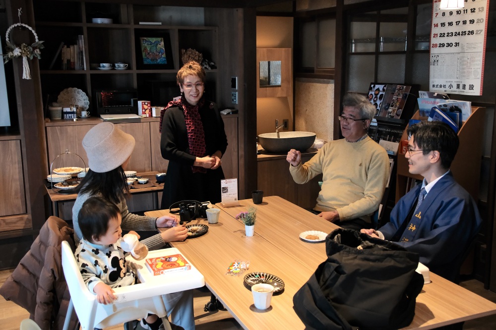 窯元の皆さんとの談笑のひととき。焼き物や東美濃について教えてもらった