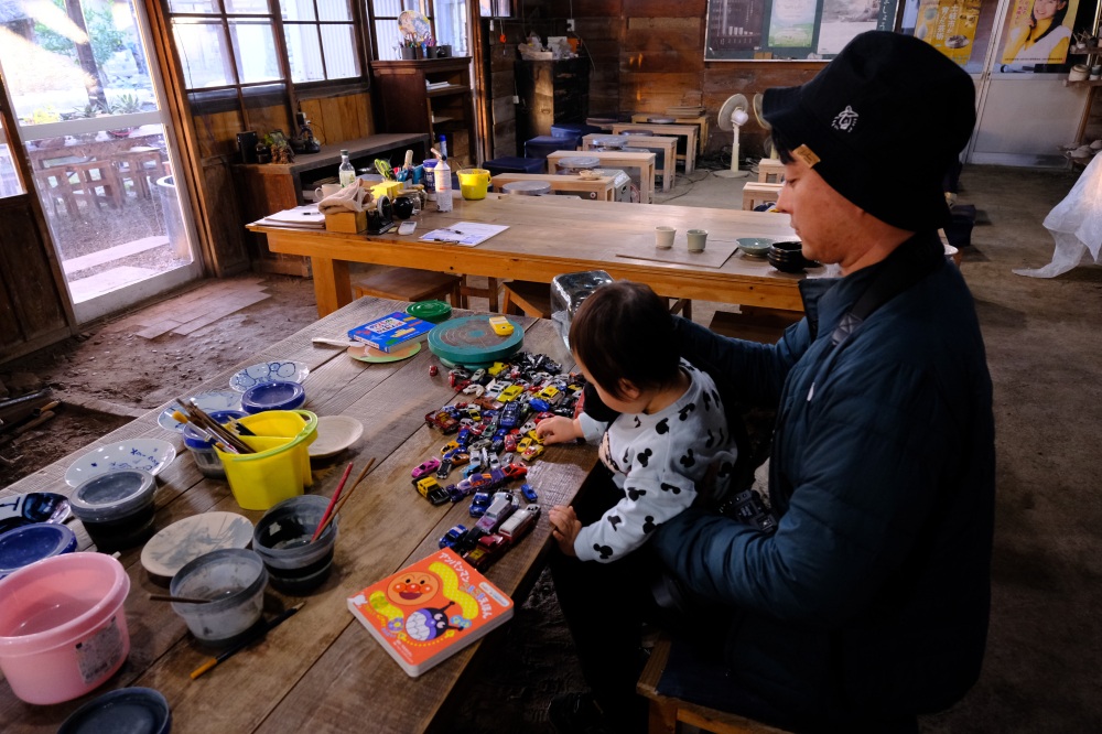 車のおもちゃを出してもらい、楽しそうに遊ぶ我が子