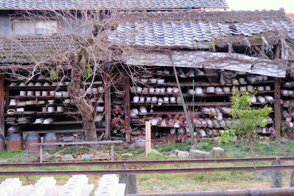 たくさんの焼き物が並ぶ、東美濃の原風景