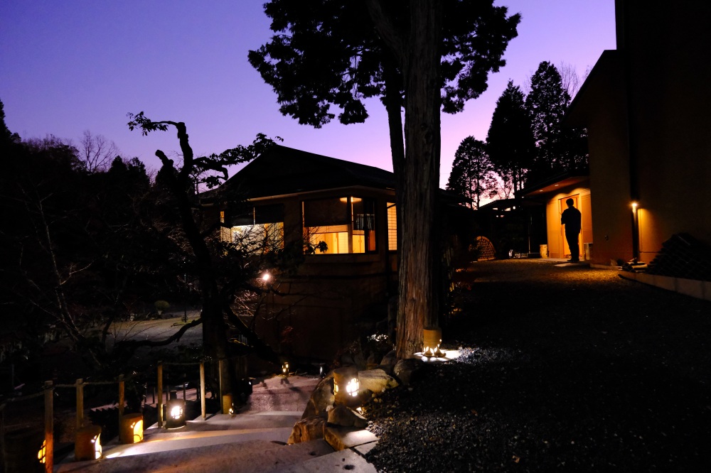 夕暮れのトワイライトが映える、幻想的な宿の佇まい