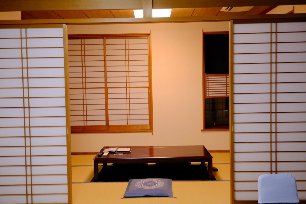 ゆとりある和室で、のびのびとくつろげる穏やかな空間