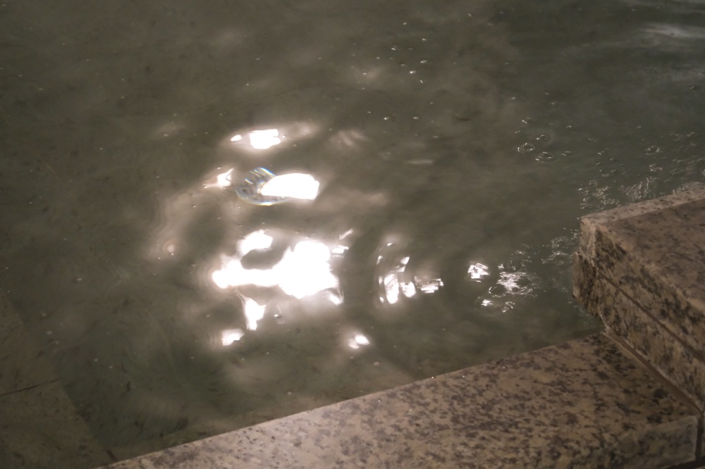 水面のゆらぎを眺めつつ、一日の終わりに心ゆくまで入浴